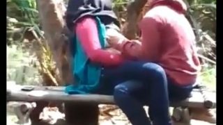 Ngintip Jilbab Di Grepe Di Bangku Hutan